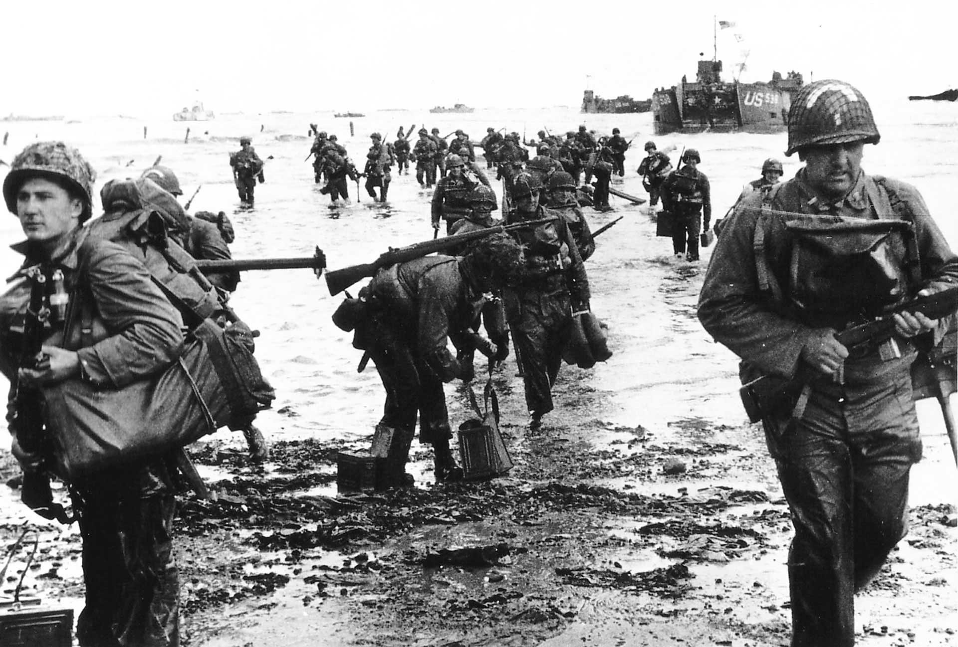 US troops Omaha beach RTR3R6QH भारतीय का बह रहा रक्त, लाशों से पट गया था मैदान लेकिन धड़ाके से चलती रही गोलियां, जाने इतिहास