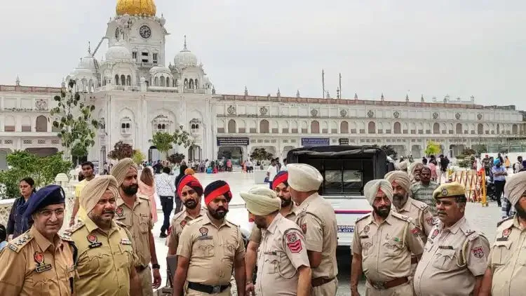 Amritsar: स्वर्ण मंदिर के पास दूसरे धमाके के बाद से कटघरे में पुलिस