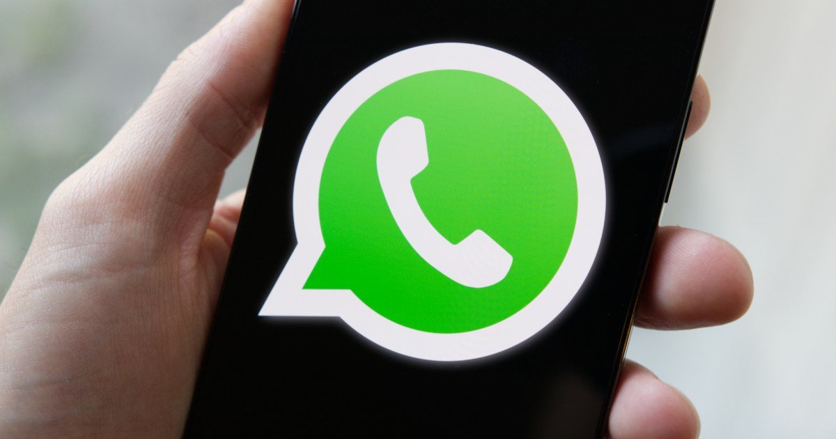whatsapp logo phone close 1 WhatsApp पर अब आपको मिलेगा ये कमाल का फीचर 