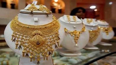 Gold Rate : सोने का अजीब खेल! कीमतें आसमान पर, फिर भी 16 साल में सबसे कम खरीदे गए गहने, आखिर माजरा क्या है?