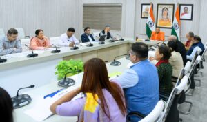 यूपी की तिजोरी भरी, आपकी जेब पर क्या होगा असर? योगी सरकार की मीटिंग की बड़ी बातें